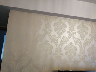 现场背景墙及隔墙施作
