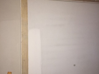 现场背景墙及隔墙施作