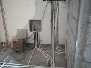 强、弱电路穿线施作