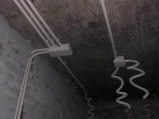 强、弱电路穿线施作