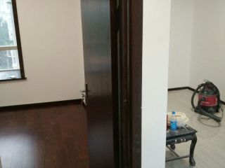 套装门、踢脚线安装