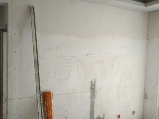 现场背景墙及隔墙施作
