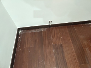套装门、踢脚线安装
