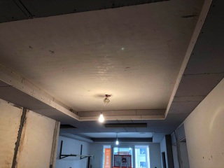 现场背景墙及隔墙施作