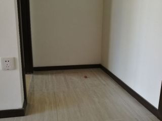 套装门、踢脚线安装