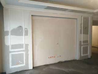 现场背景墙及隔墙施作