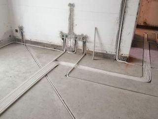 水、电管开槽施工