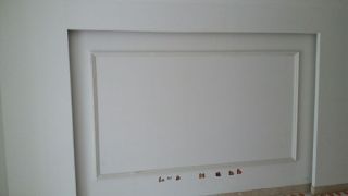 现场背景墙及隔墙施作