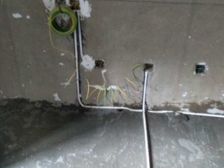 水、电管开槽施工
