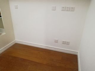 套装门、踢脚线安装