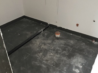 地砖铺贴及地面找平施作