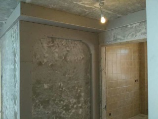 现场背景墙及隔墙施作