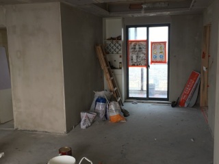 现场背景墙及隔墙施作