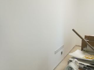 现场背景墙及隔墙施作