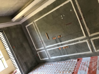 现场背景墙及隔墙施作