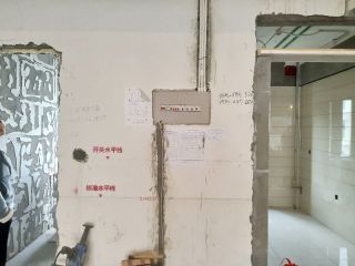 现场背景墙及隔墙施作