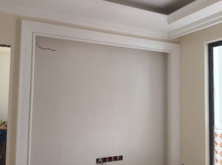 现场背景墙及隔墙施作