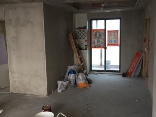 现场背景墙及隔墙施作