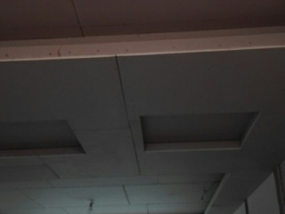 现场背景墙及隔墙施作