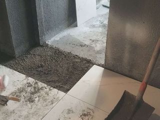 地砖铺贴及地面找平施作