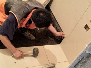 地砖铺贴及地面找平施作
