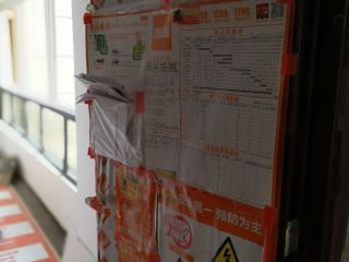 现场背景墙及隔墙施作