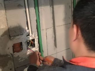 强、弱电路穿线施作