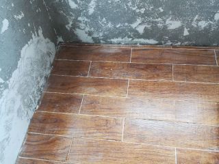 地砖铺贴及地面找平施作