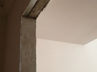 现场背景墙及隔墙施作