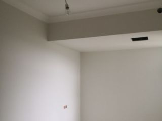 现场背景墙及隔墙施作