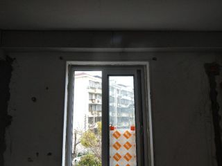 现场背景墙及隔墙施作