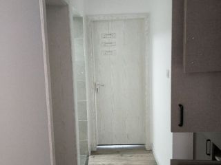成品门及墙纸铺贴