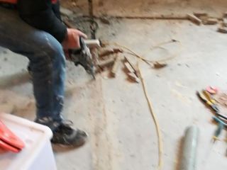 水、电管开槽施作
