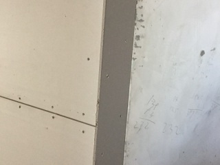 现场背景墙及隔墙施作