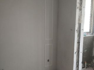 现场背景墙及隔墙施作