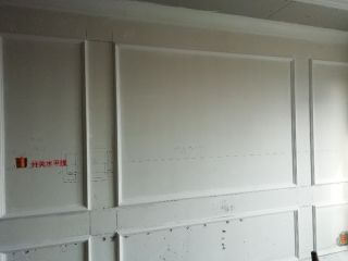 现场背景墙及隔墙施作