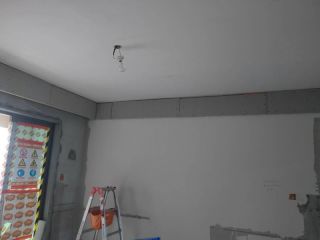 现场背景墙及隔墙施作