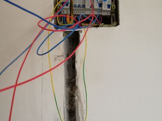 水、电管开槽施作