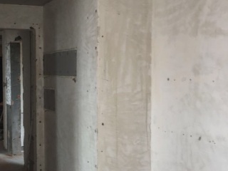 现场背景墙及隔墙施作