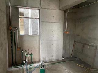 现场背景墙及隔墙施作