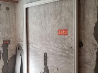 现场背景墙及隔墙施作