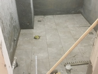 地砖铺贴及地面找平施作