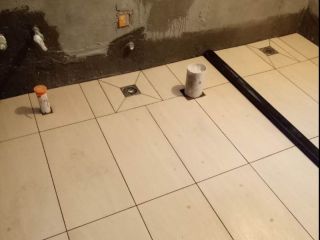 地砖铺贴及地面找平施作