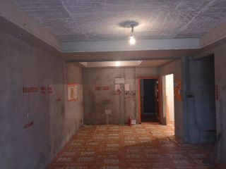 地砖铺贴及地面找平施作
