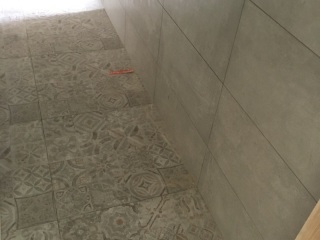 地砖铺贴及地面找平施作