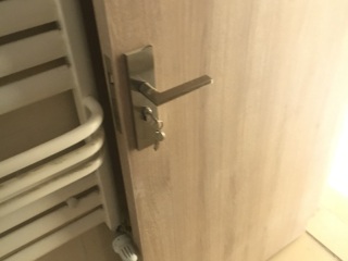 套装门、踢脚线安装