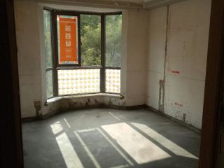 现场背景墙及隔墙施作