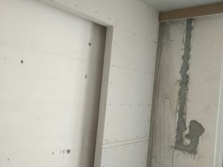现场背景墙及隔墙施作