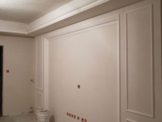 现场背景墙及隔墙施作