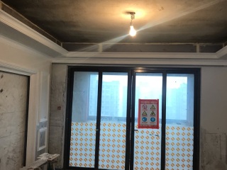 现场背景墙及隔墙施作